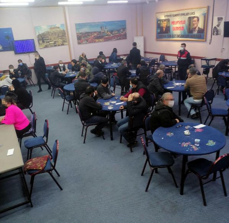 Yine aynı yer yine baskın Dikkat çeken pankart...