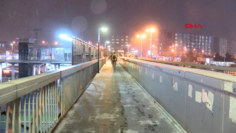 Meteoroloji uyarmıştı... Ve İstanbul’da kar yağışı başladı