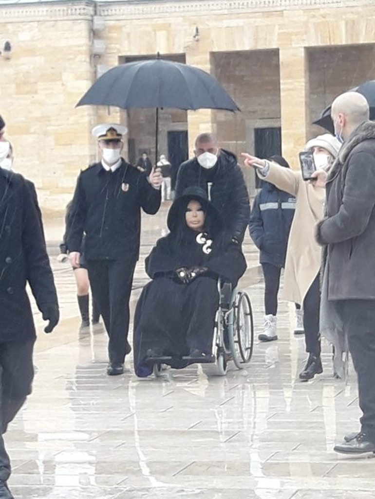 Son dakika Bülent Ersoyun Anıtkabirdeki görüntüleri... MSBden üniformalı subayın şemsiye tutmasına inceleme