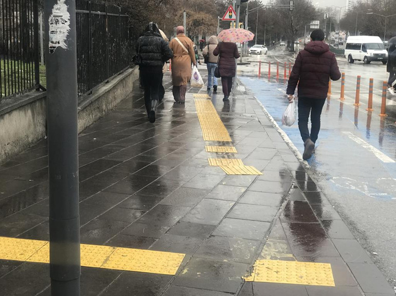 Kaldırımdaki sarı tehlike