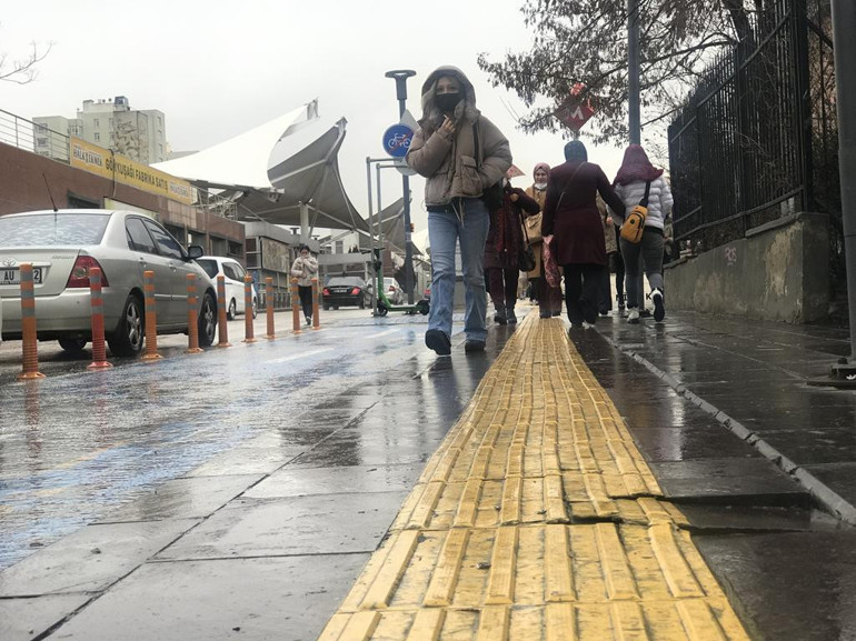 Kaldırımdaki sarı tehlike