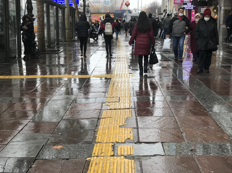 Kaldırımdaki sarı tehlike