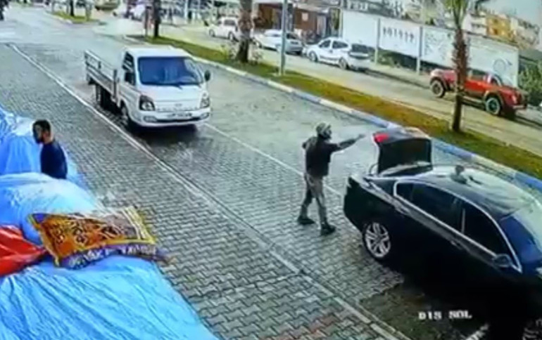 Antalyada insanlık dışı olay: Üstü kirli diye işçisini bagajda taşıdı