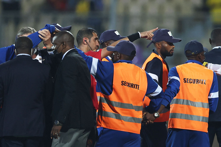 Afrika Uluslar Kupası maçında Benjamin Tettehden Boupendzaya yumruk Gana-Gabon maçında ortalık karıştı...