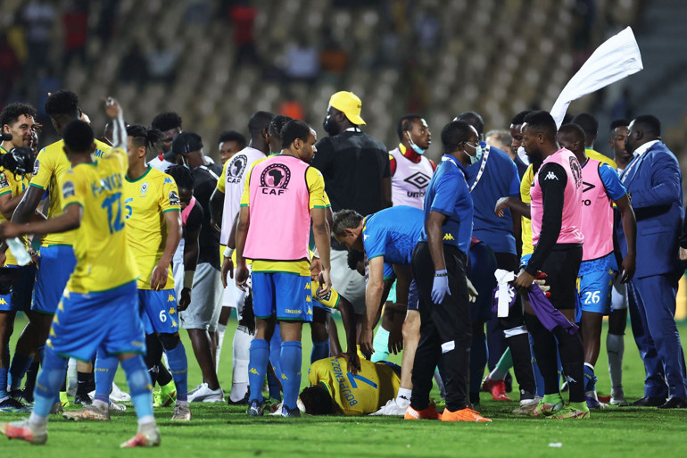 Afrika Uluslar Kupası maçında Benjamin Tettehden Boupendzaya yumruk Gana-Gabon maçında ortalık karıştı...