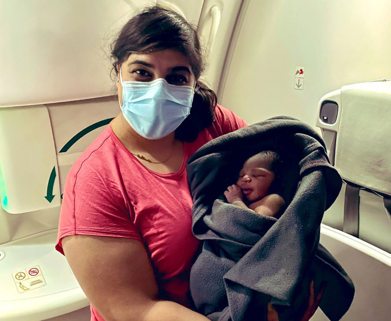 Uçuş sırasında mucize doğum