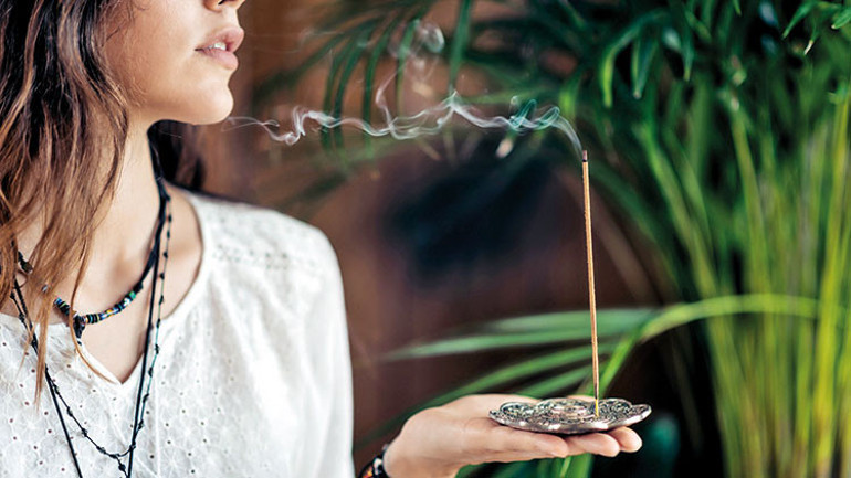 Çaput bağlama, toprağa gömme, tütsü yakma... Astrolojide ritüellerin yeri var mı