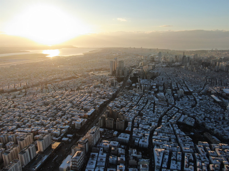 Meteoroloji uyarmıştı... İstanbul beyaza büründü