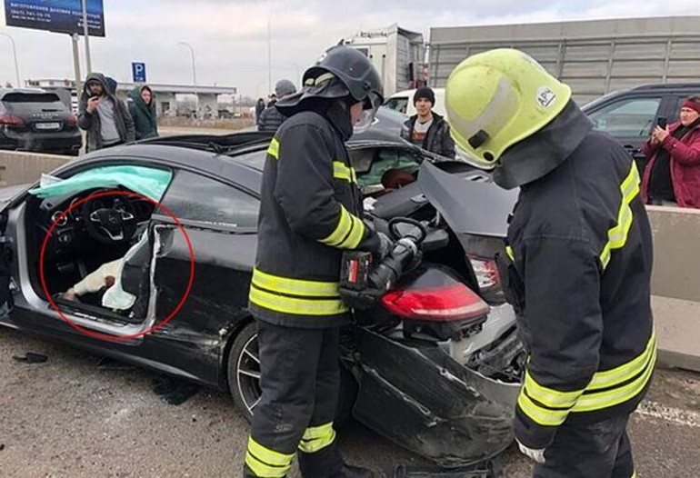 Ünlü futbolcunun model eşi, trafik kazasında hayatını kaybetti
