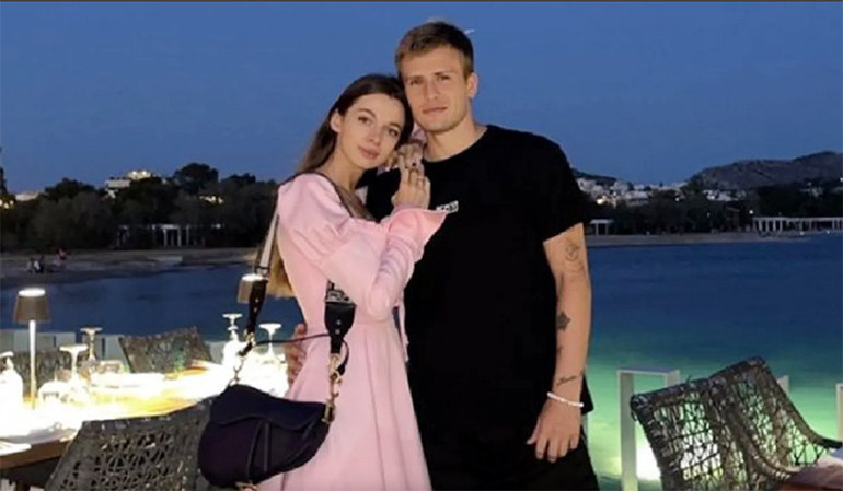 Ünlü futbolcunun model eşi, trafik kazasında hayatını kaybetti