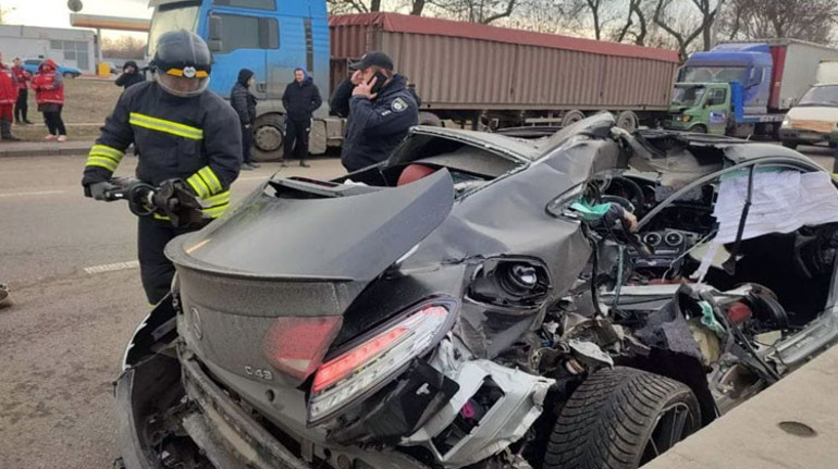 Ünlü futbolcunun model eşi, trafik kazasında hayatını kaybetti