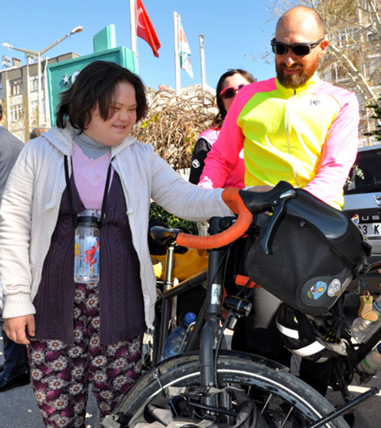 Down sendromlu ve otizmli çocuklar için 8 bin 500 kilometre pedal çevirdiler