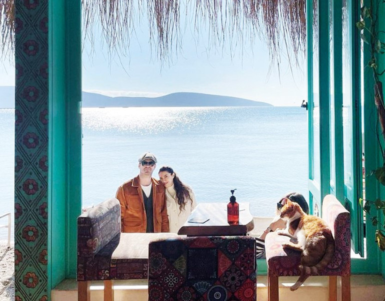 Serdar Ortaç’ın sarışınlarla derdi