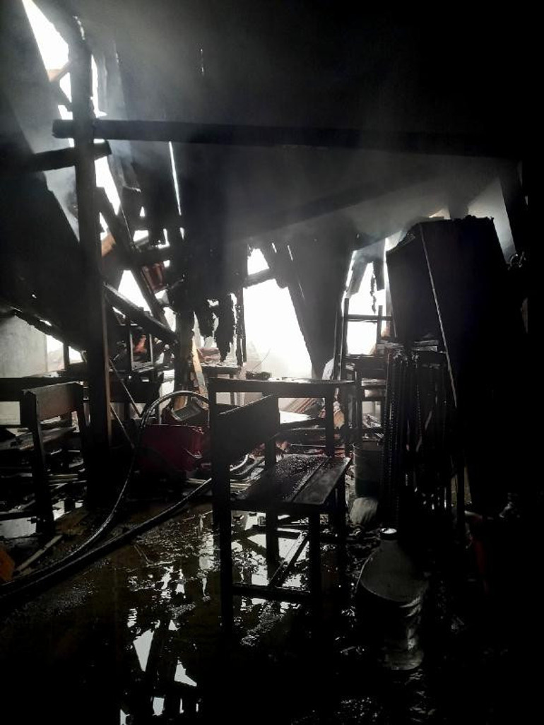 Okulun çatısında yangın çıktı Öğrenciler tahliye edildi