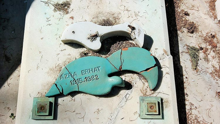 Ünlü filolog Azra Erhat’ın mezarına çirkin saldırı