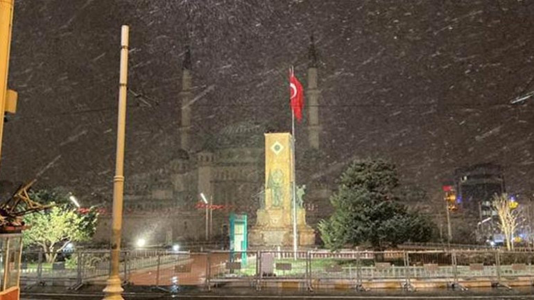 Meteoroloji uyarmıştı... İstanbul beyaza büründü