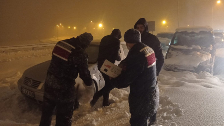 Son dakika: Gaziantepte yoğun kar Tarsus-Adana-Gaziantep karayolunda trafik durdu: 2 bin 900e yakın kişi kurtarıldı