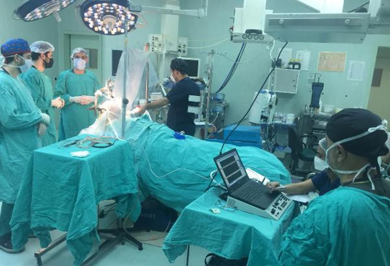 15 yıldır şiddetli titremeler yaşıyordu... Beyin pili ameliyatıyla kurtuldu