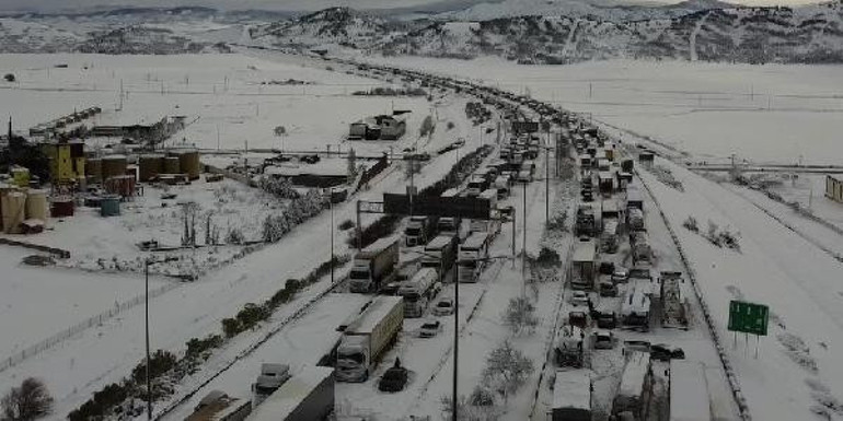 Son dakika: Gaziantepte yoğun kar Tarsus-Adana-Gaziantep karayolunda trafik durdu: 2 bin 900e yakın kişi kurtarıldı