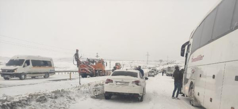 Şanlıurfaya 3 yıl sonra kar yağdı, kent beyaza büründü