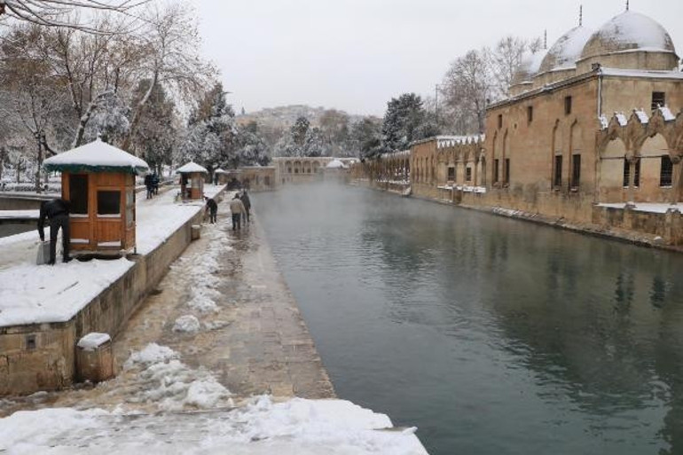 Şanlıurfaya 3 yıl sonra kar yağdı, kent beyaza büründü