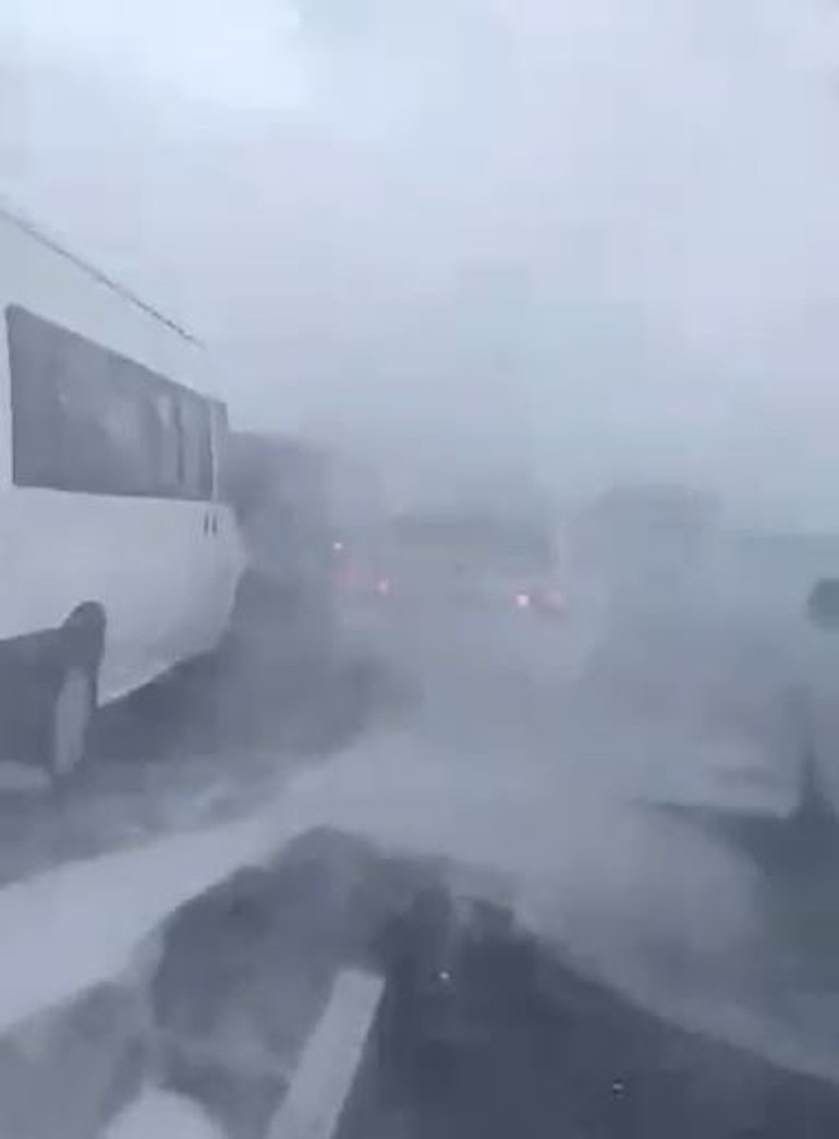 Van - Bitlis ve Van - Hakkari yolu fırtına ve tipi nedeniyle kapandı