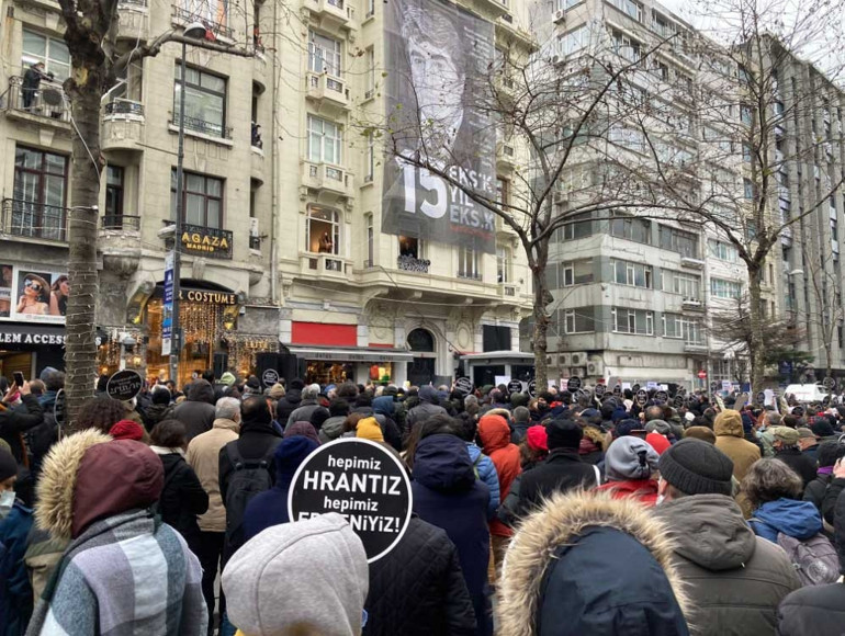 Hrant Dink ölümünün 15. yılında anılıyor: 15 Eksik Yıl bayrağı asıldı