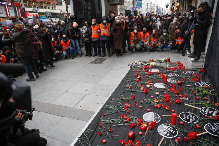 Hrant Dink ölümünün 15. yılında anılıyor: 15 Eksik Yıl bayrağı asıldı