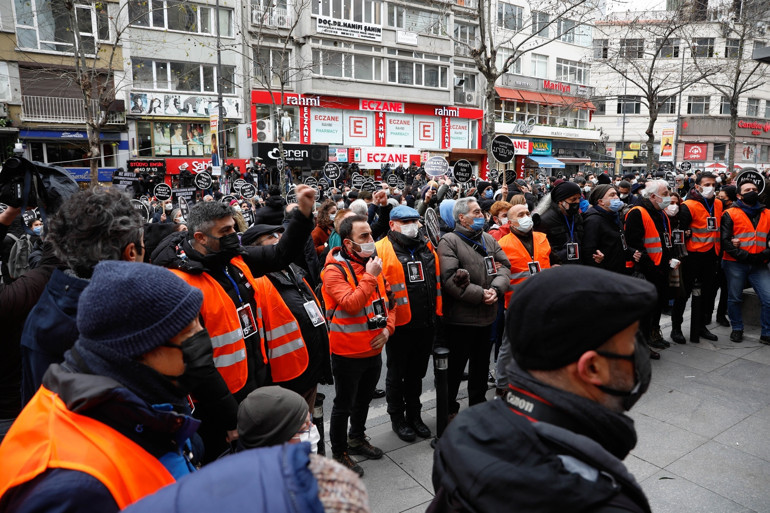 Hrant Dink ölümünün 15. yılında anılıyor: 15 Eksik Yıl bayrağı asıldı