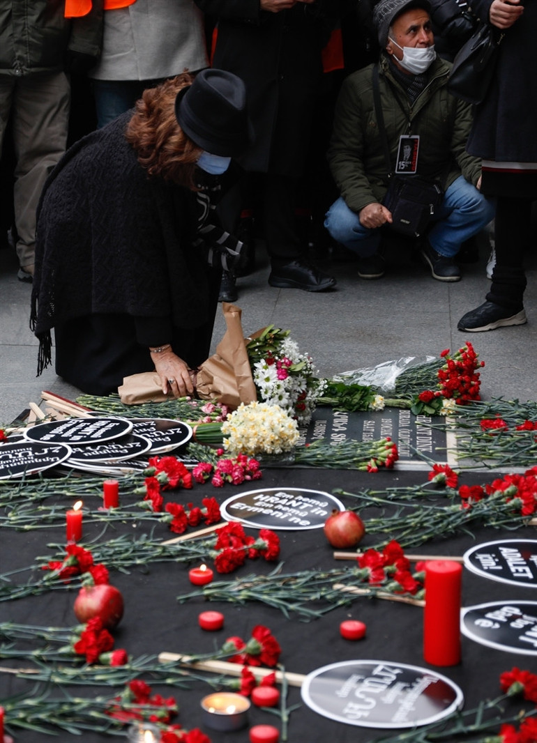 Hrant Dink ölümünün 15. yılında anılıyor: 15 Eksik Yıl bayrağı asıldı