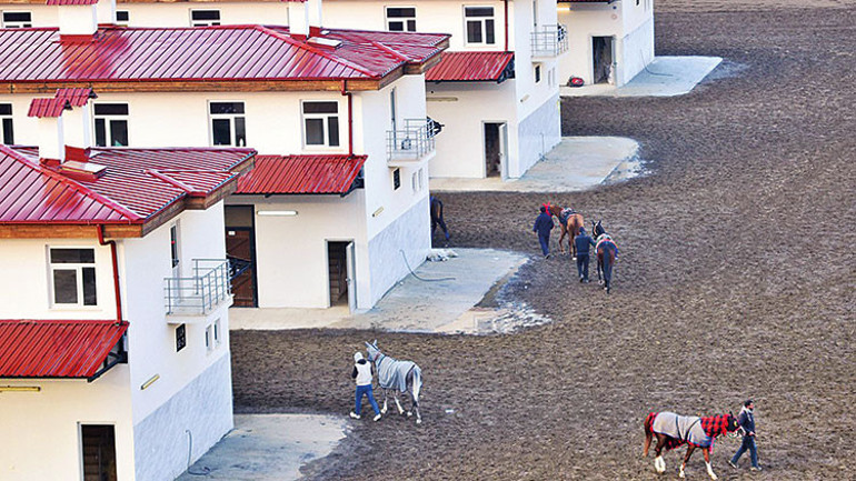 Efsane jokeyler nefes kesti Antalya hipodromuna kavuştu