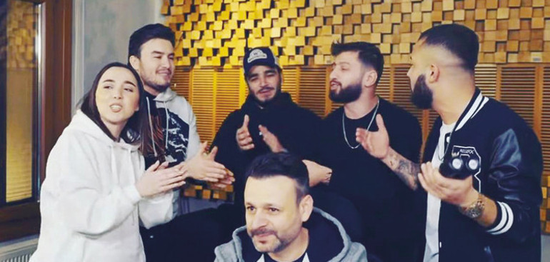 Hadise, trafikte görüntülendi... Yüzünü sakladı