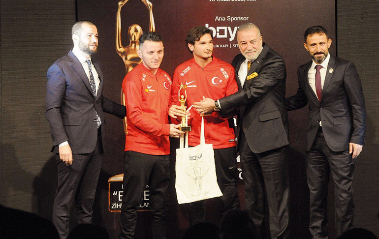 Yılın En İyileri Ödülleri sahiplerini buldu... Kanal Dye ödül yağmuru