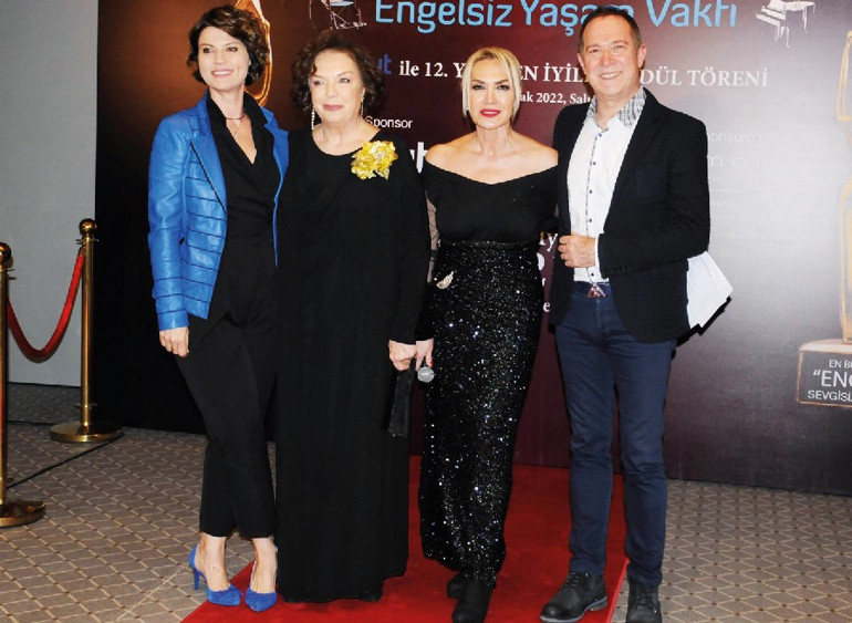 Yılın En İyileri Ödülleri sahiplerini buldu... Kanal Dye ödül yağmuru