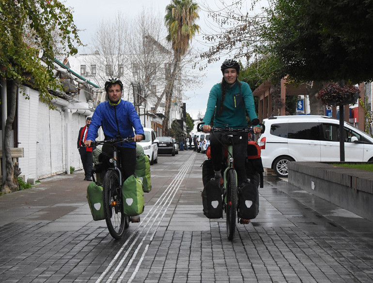 Balayında bisiklet turuna çıkan çift, 6 bin kilometre...