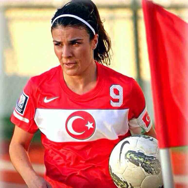 Avrupa’nın en iyi Türk kadın futbolcusundan Kadına Şiddete Hayır pankartı