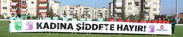 Avrupa’nın en iyi Türk kadın futbolcusundan Kadına Şiddete Hayır pankartı