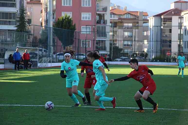 Avrupa’nın en iyi Türk kadın futbolcusundan Kadına Şiddete Hayır pankartı