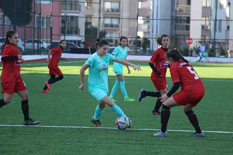 Avrupa’nın en iyi Türk kadın futbolcusundan Kadına Şiddete Hayır pankartı