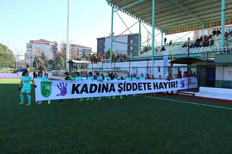 Avrupa’nın en iyi Türk kadın futbolcusundan Kadına Şiddete Hayır pankartı