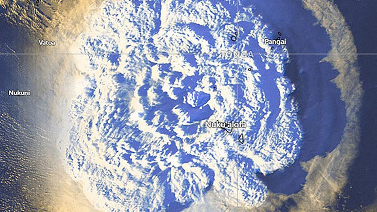 Tonga’daki yanardağ patlamasın dumanı 55 kilometre yukarı çıktı