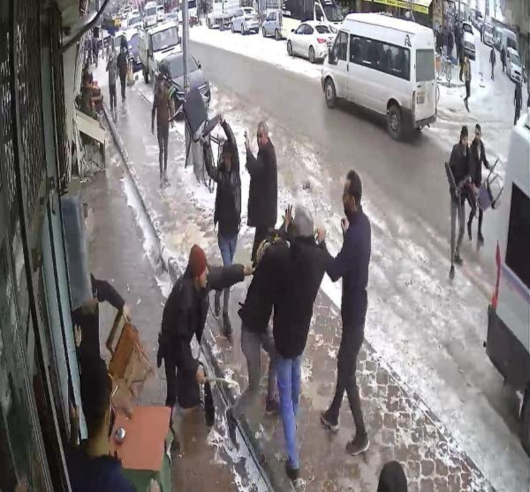 Ortalığı savaş alanına çevirdiler: Bıçak, taş, sandalye...