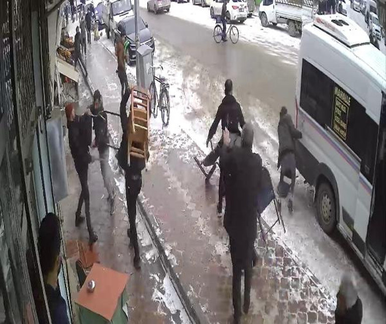 Ortalığı savaş alanına çevirdiler: Bıçak, taş, sandalye...