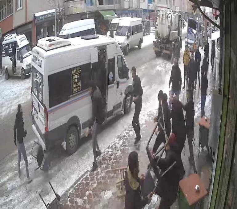 Ortalığı savaş alanına çevirdiler: Bıçak, taş, sandalye...