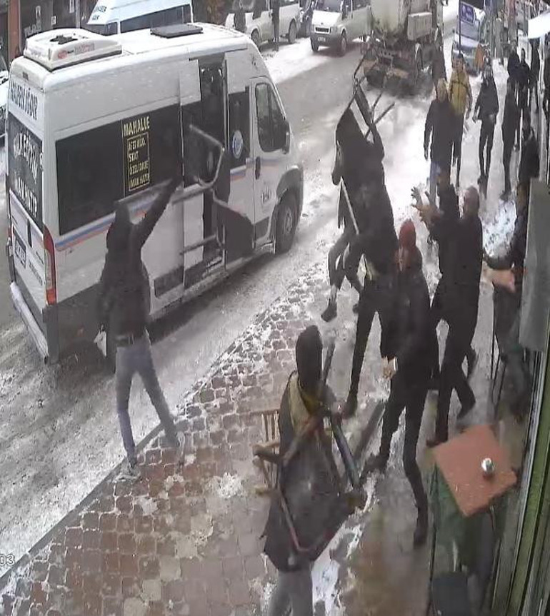 Ortalığı savaş alanına çevirdiler: Bıçak, taş, sandalye...