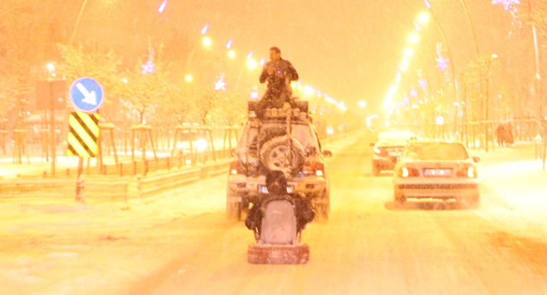 Erzurum sokaklarında 4x4 araçlarla lastikli rafting