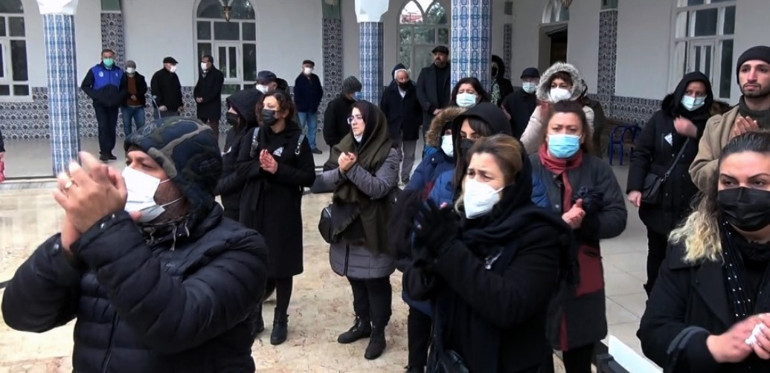 Oyuncu Ayberk Pekcan son yolculuğuna alkışlarla uğurlandı