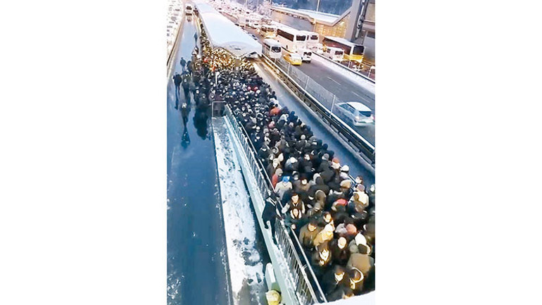 İstanbul’da 17 saatlik kâbus... Karda yolda