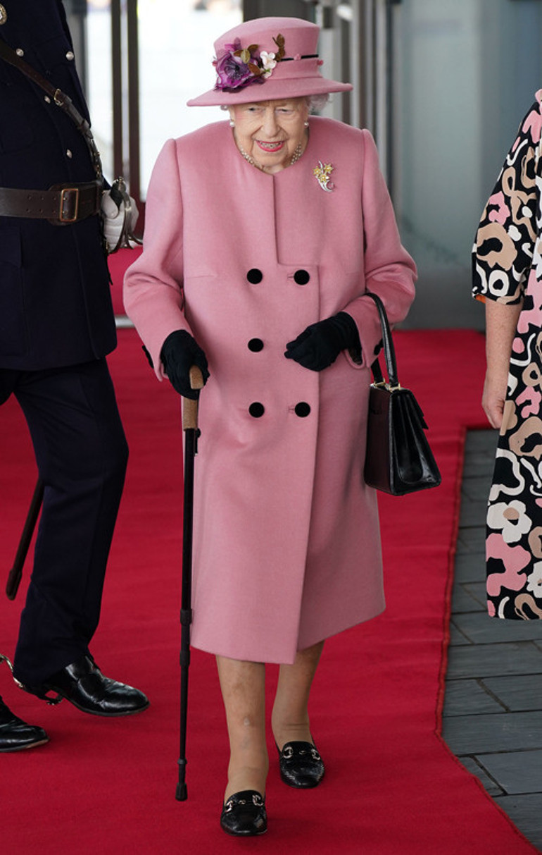 Fazla para gitmesin diye Kraliçenin saçları yok