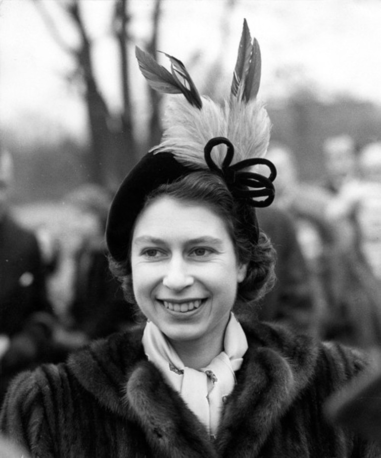 Fazla para gitmesin diye Kraliçenin saçları yok